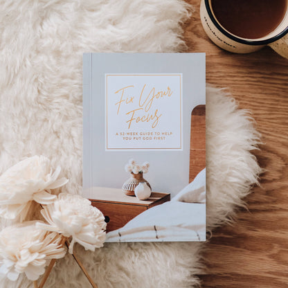 The Daily Grace Co - Fix Your Focus | A 52-Week Guide to Help You Put God First