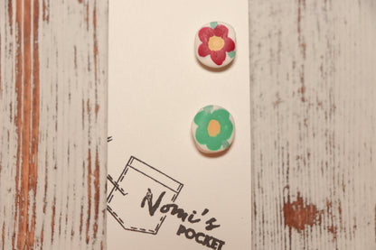 Delicate flower handmade clay earrings by Nomi’s Pocket