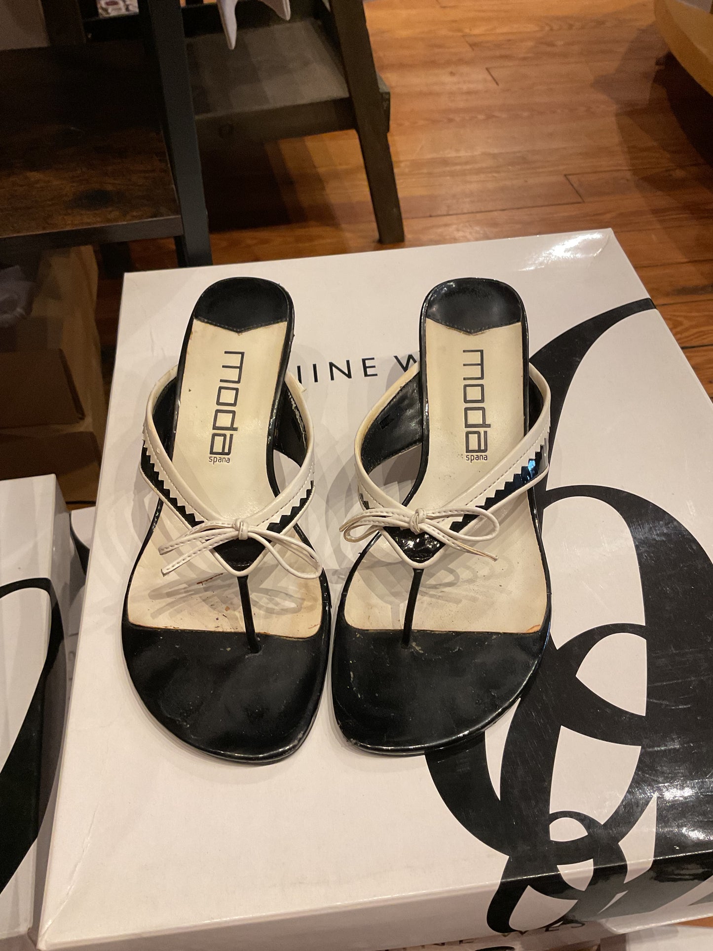 Mods black and white flip flop kitten heels size 6